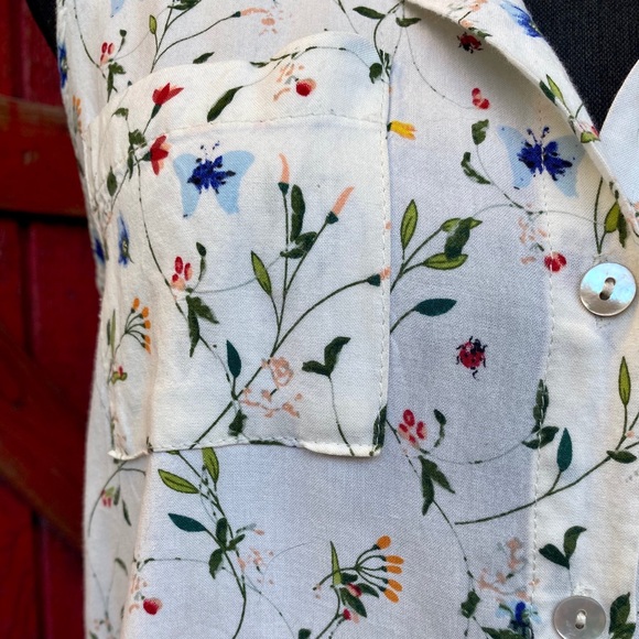 Spring Time Sleeveless Blouse - Picture 5 of 5